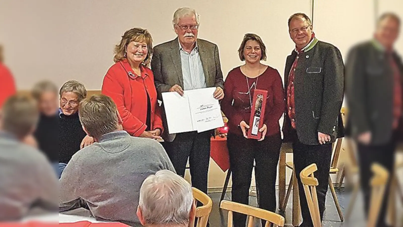 Dem Ehrenbürger Volker Panzer (2.v.l.) wurde in einer Feierstunde für seine 50-jährige Mitgliedschaft bei der SPD eine Urkunde überreicht. Es gratulierten Annette Ganssmüller-Maluche (l.), Wolfgang Panzer (r.) und Sabine Schmierl.    (Foto: VA)