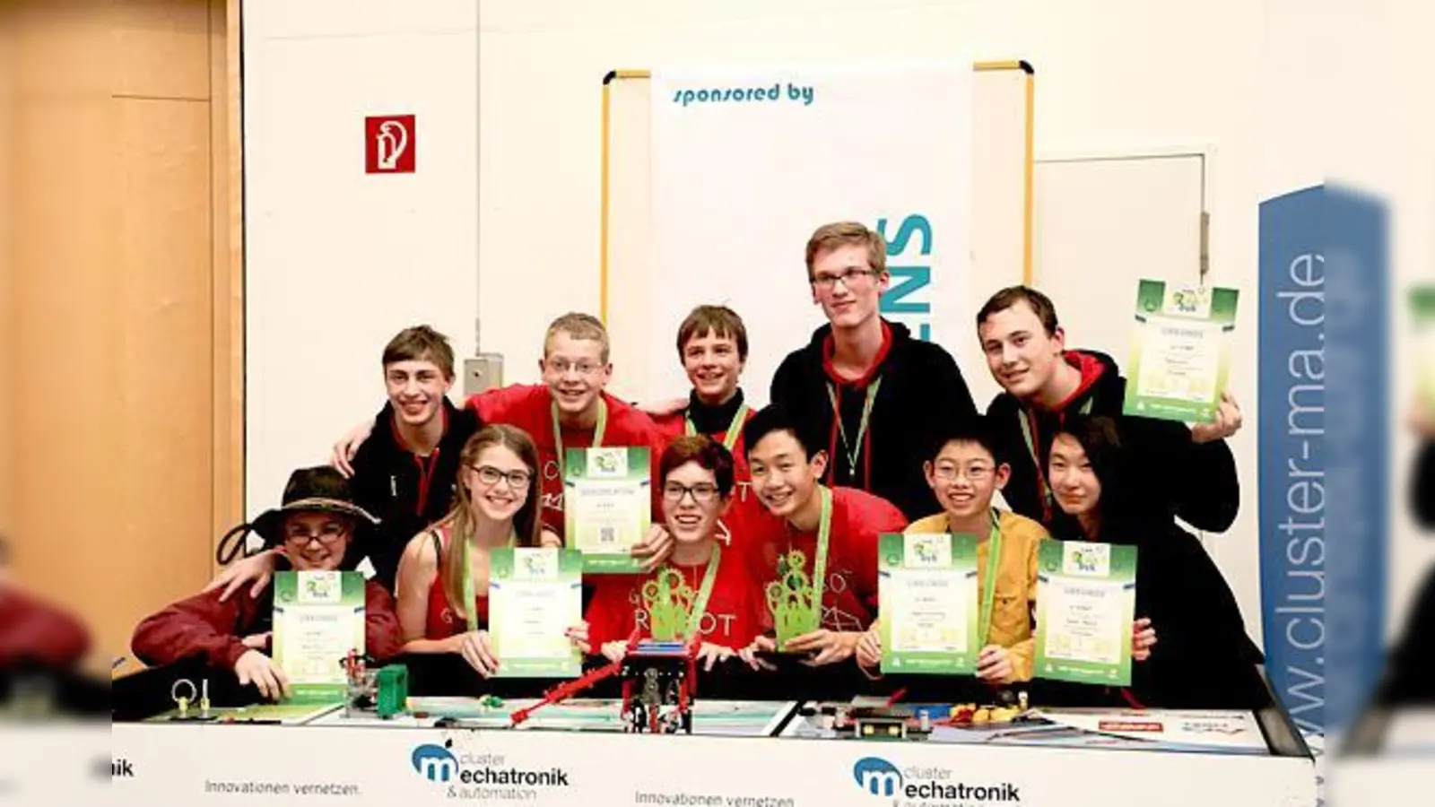 Das Gewinner-Team (v.li., untere Reihe): Eric Brendel, Theresa Ulbricht, Sebastian Müller, Almo Sutedjo, Jiehua Wu und Viviana Sutedjo. Obere Reihe: Jungcoach Philipp Höfling, Gregor Ulbricht, Pascal Märtin, Martin Kudelka und Fabian Lambertus.	 (Foto: priv)