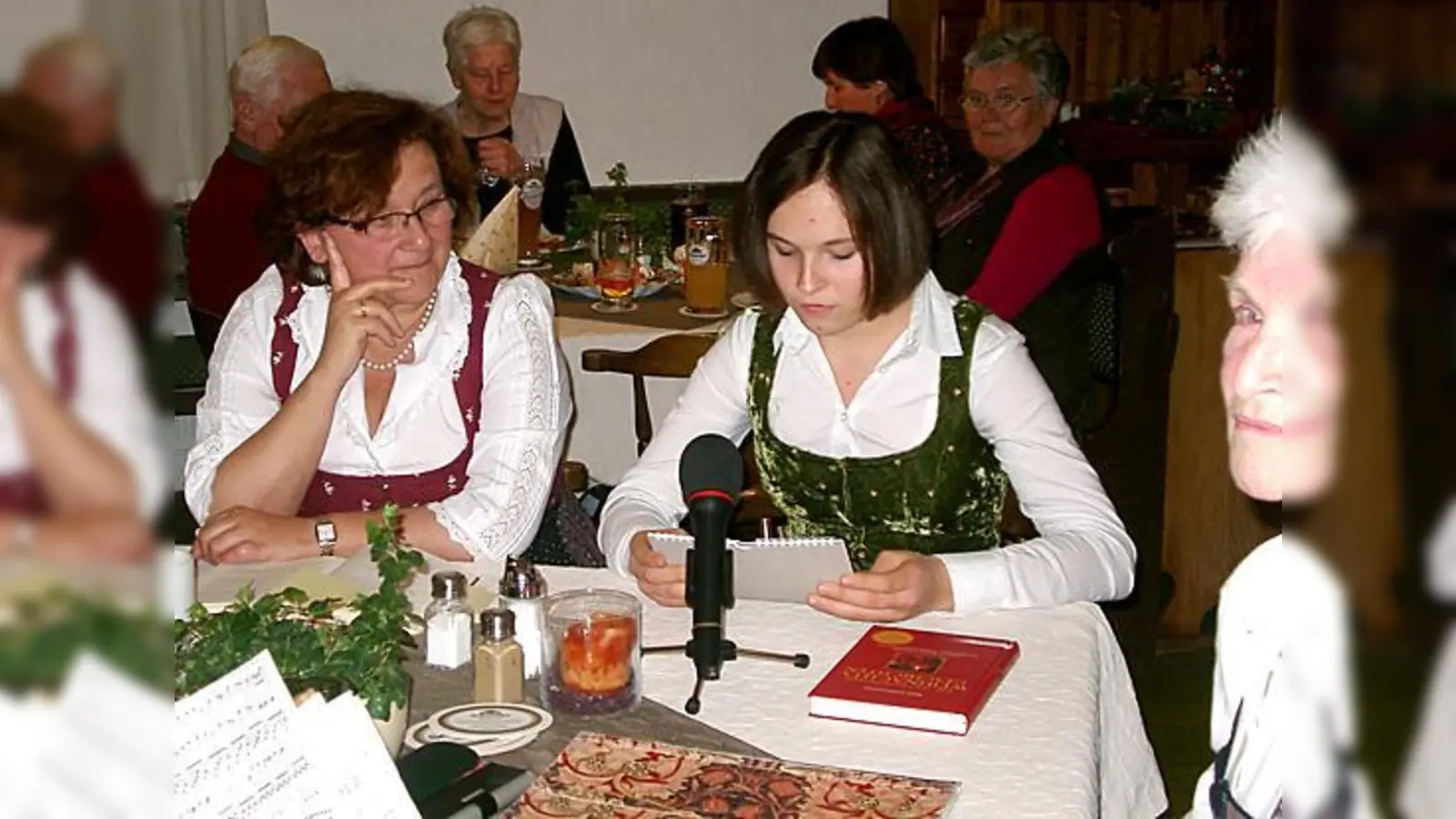 Die 14-jährige Wirtstochter Vroni Hundseder hat in bayerischer Mundart Gschichterl vorgelesen.  (Foto: Privat)
