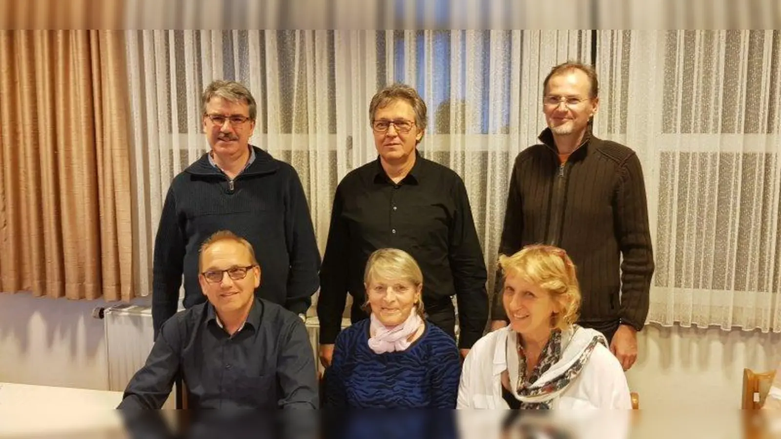 Neuer Vorstand des „Bündnis für Karlsfeld”: Adrian Heim, Peter Neumann und Ulrich Gampl (stehend von links) sowie Marco Brandstetter, Bärbel Lehmann und Anette Hager (sitzend von links). (Foto: Robert Brauneis)
