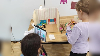 Bei Stop Motion platzieren die Mädchen Figuren auf einer Bühne, fotografieren jede Szene und setzen diese zu einem Kurzfilm zusammen. (Foto: KJR)