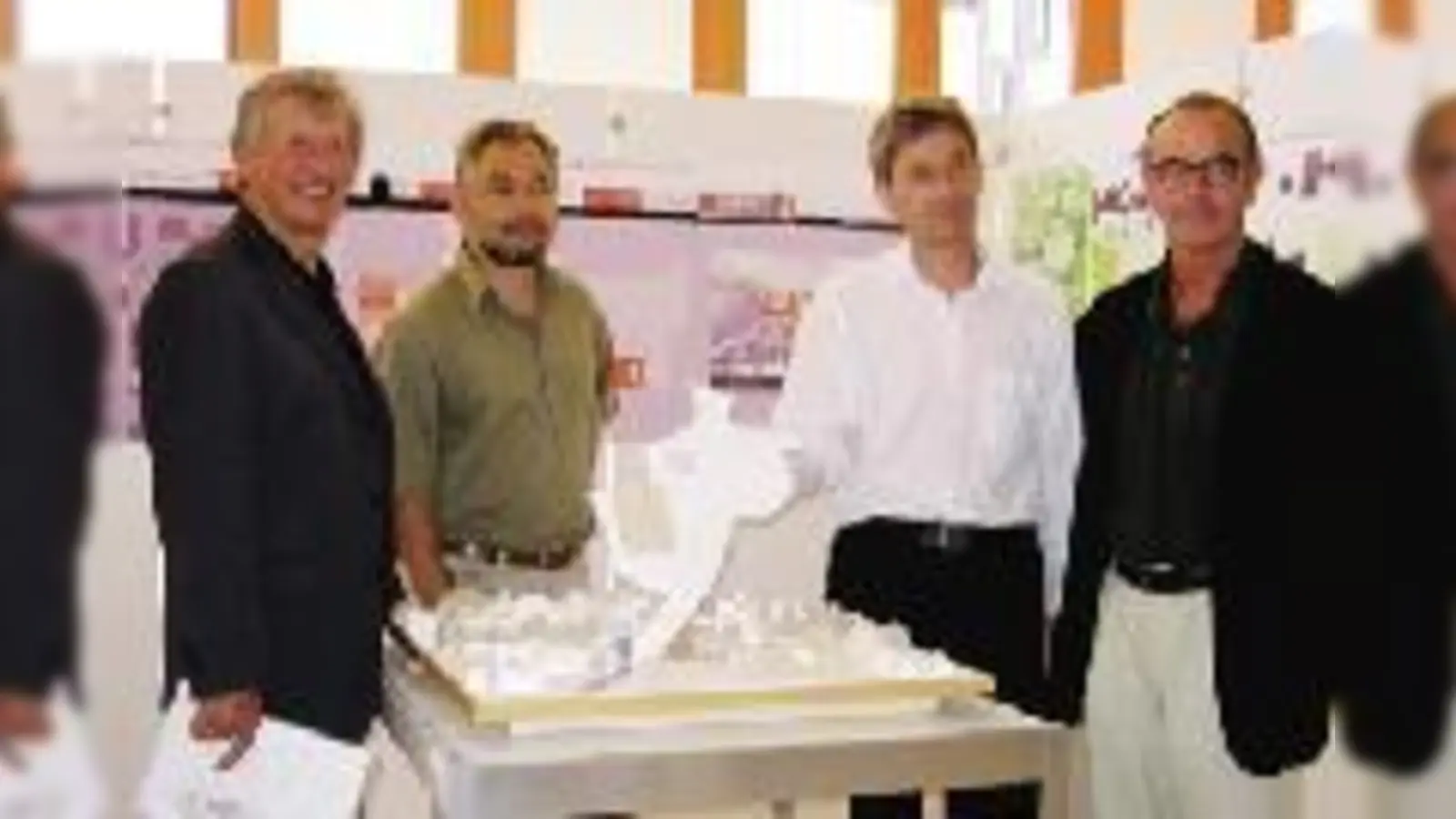 Unterföhrings Bürgermeister Franz Schwarz (li.) zusammen mit Prof. Herbert Meyer-Sternberg (re.), Vorsitzender der Jury und Architekten der WGG bei der Vorstellung der Entwürfe im Juli. 	 (Foto: Gemeinde)