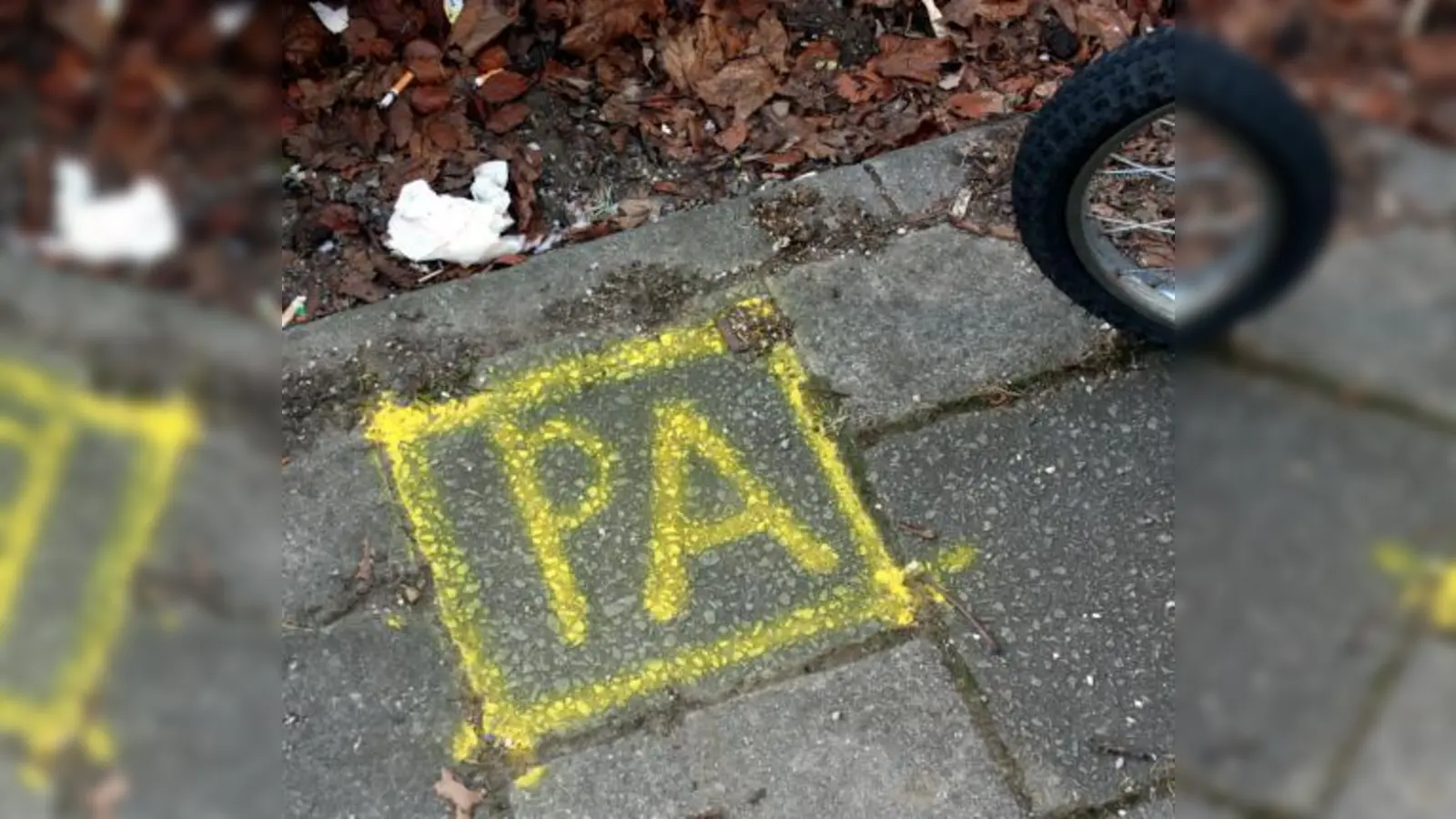 Vorboten einer neuen Zeit in Sendling: Die gelben Markierungen zeigen, wo in wenigen Monaten die Parkscheinautomaten stehen sollen. (Foto: job)