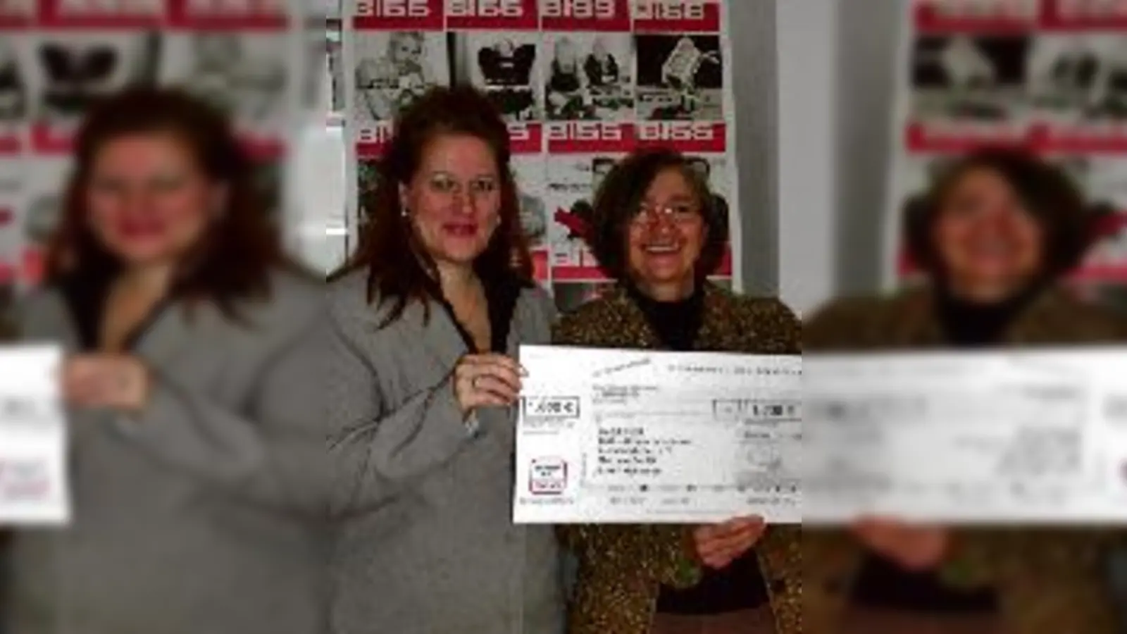 Petra Seifert von Concept Bau-Premier übergibt die 1.000-Euro-Spende an Hildegard Denninger, der Geschäftsführerin von BISS e.V.. (Foto: VA)