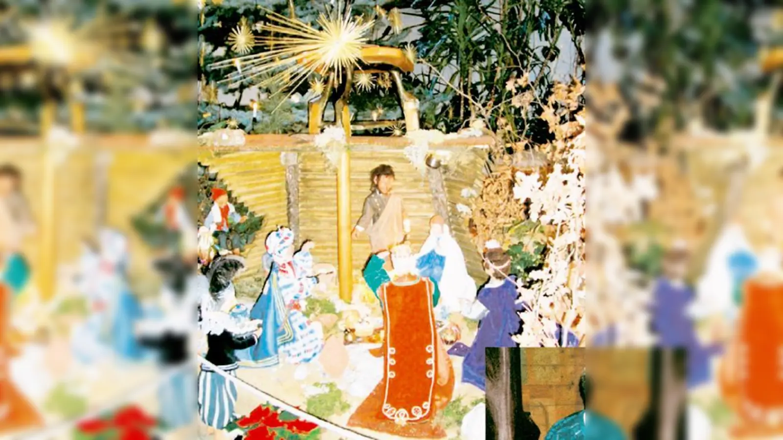 Christbaum und Ambo bilden den passenden Hintergrund für die Krippe mit den gut 50 cm hohen Figuren.  (Foto: Privat)