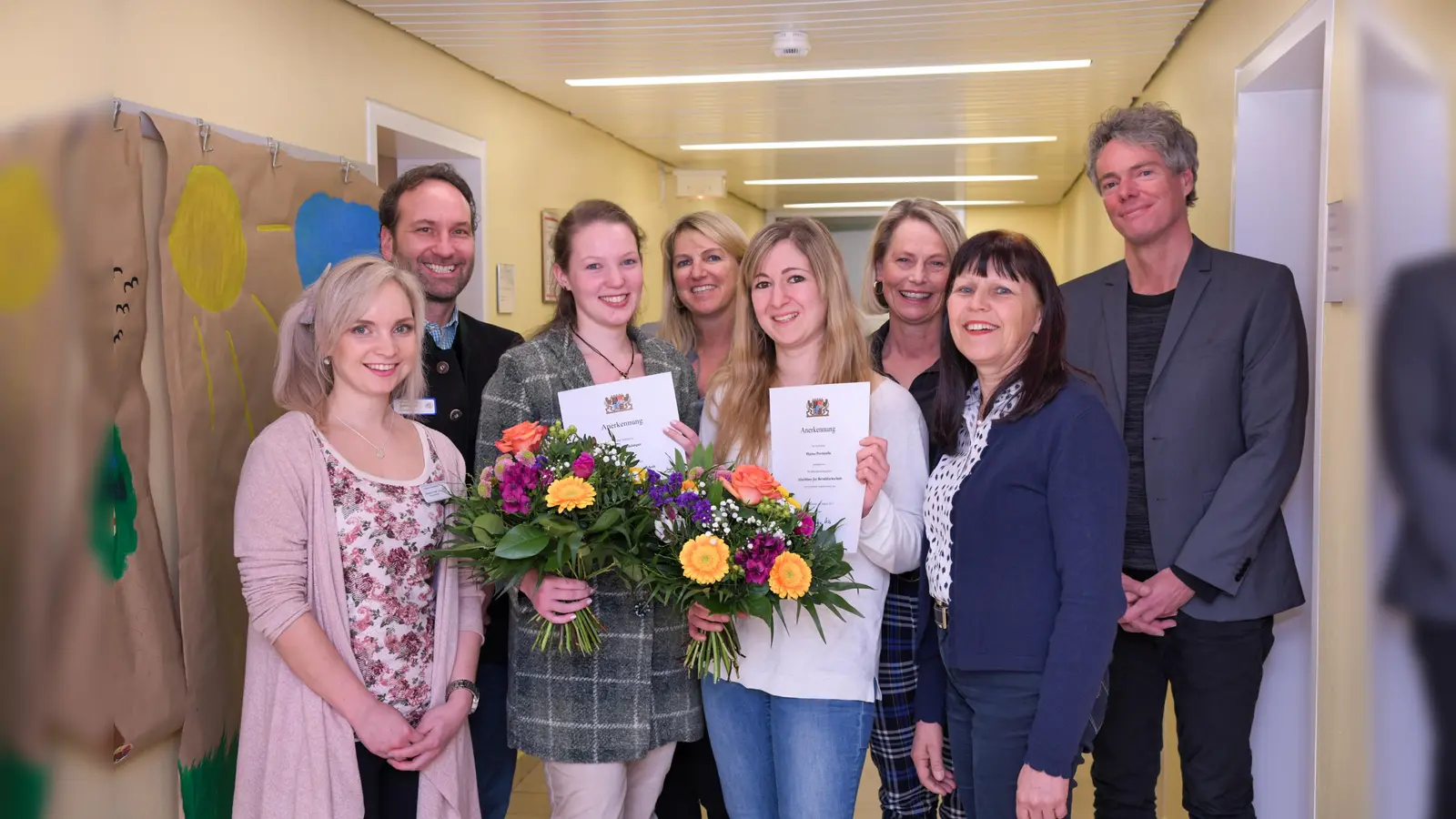 Rebecca Huber, Stefan Huber, Rebecca Alkämper, Anette Maier, Marisa Porriciello, Gabriele Stadler, Gabriele Klepsch und Peter Huber (v. li.) bei der feierlichen Übergabe der Staatspreis-Urkunde. (Foto: Kreisklinik)