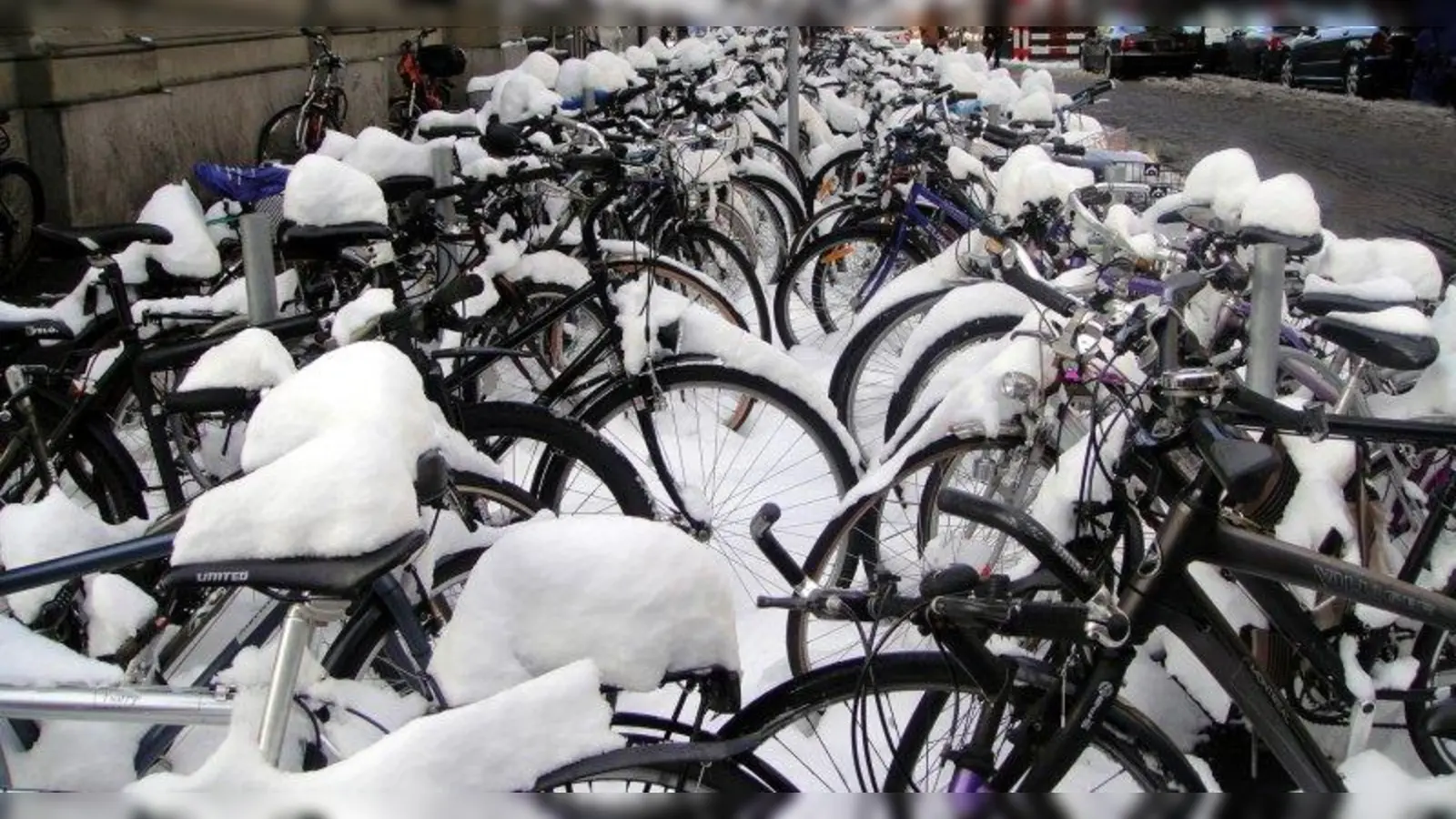 Wer bei Schnee und Eis nicht auf das Fahrrad verzichten möchte, ist auf funktionierenden Winterdienst auf den Radwegen angewiesen. (Foto: Katharina Wieland Müller/pixelio.de)