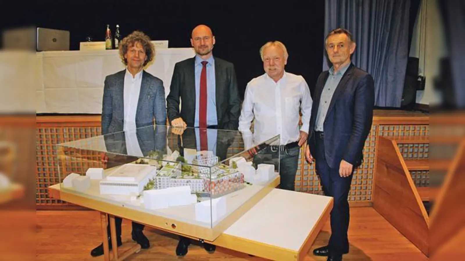 Von links nach rechts: Johann Spengler, Jürgen Büllesbach, Andreas Uhmann und Dietrich Fink vor dem Modell des geplanten Neubaugebiets auf dem Paulanergelände.                 (Foto: js)