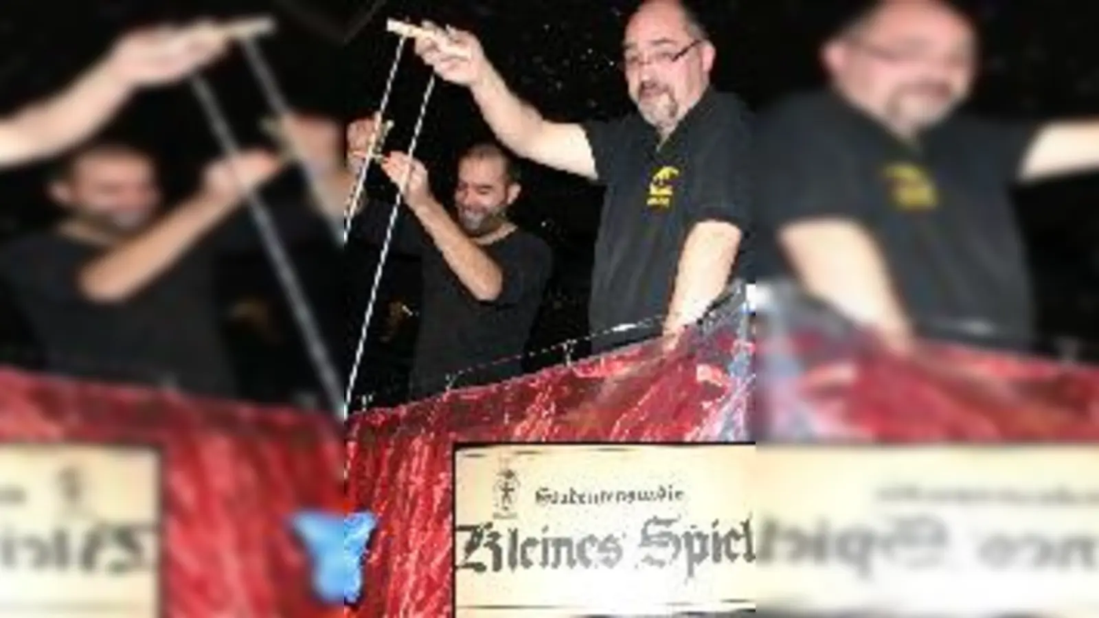 Axel Bahro. Ein altes Schild im Zuschauerraum erinnert an die Anfänge in den Fünfzigern  (Foto: Privat, ms)