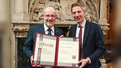 Für seine großen Verdienste um die Stadt München bekam der bekannte Wissenschaftler Professor Dr. Harald Lesch (l.) von Bürgermeister Dominik Krause im Kleinen Sitzungssaal des Rathauses die Ehrenbürger-Urkunde überreicht.  (Foto: Michael Nagy)