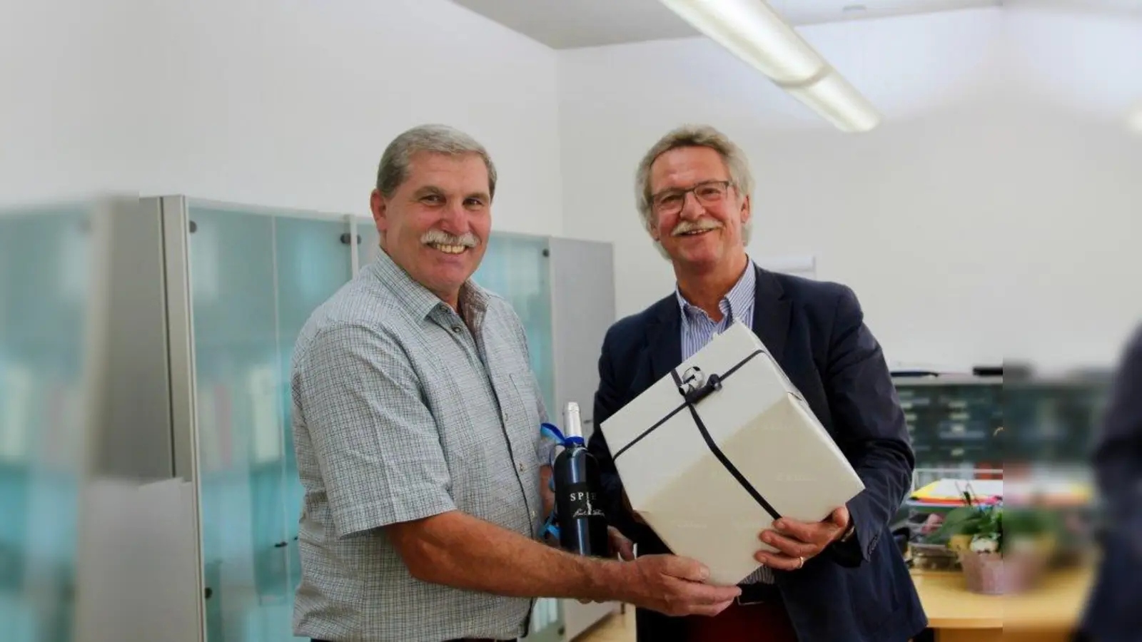 Dankeschön für jahrzehntelanges zuverlässiges Kümmern: Entsorgerunternehmer Josef Schaupp (l.) geht in den Ruhestand. Bürgermeister Heinrich Hofmann wünscht ihm alles Gute. (Foto: us)