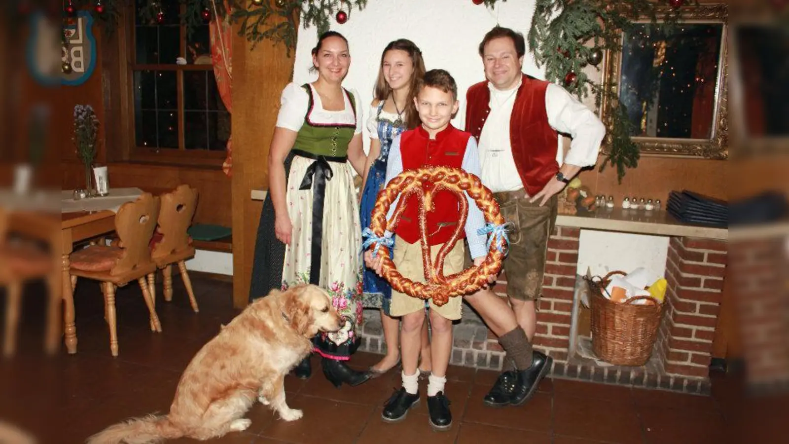 Wenn das mal kein Glück bringt: am 12.12. feiert die Wirtsfamilie den 12. Geburtstag von Sohn Maximilian. Antje, Janine, Maximilian und Oliver Langemann (v.l.) mit Goldi im Kaminzimmer des Lochhamer Pschorrhofs. (Foto: US)