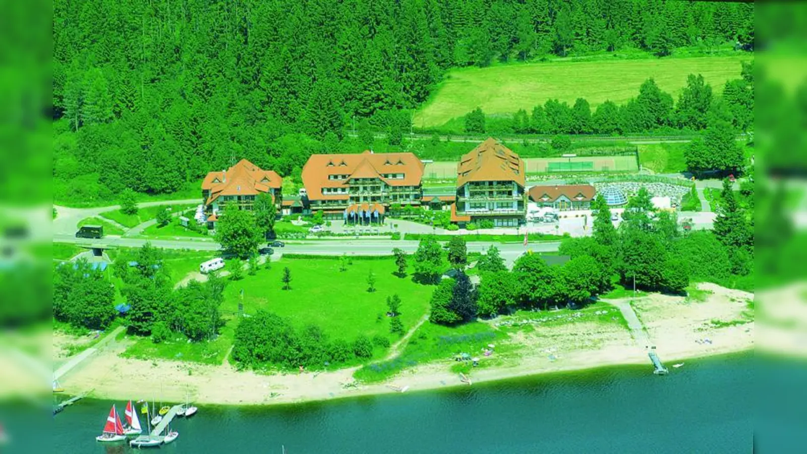 Das Vier-Sterne-Wellness-Hotel Auerhahn liegt, eingebettet in eine sanfte Hügellandschaft und dichte Fichtenwälder, direkt am Schluchsee. (Foto: pi)
