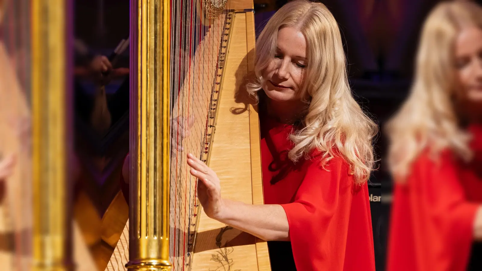 Die Echo-Gewinnerin Evelyn Huber spielt für den guten Zweck an der Harfe. (Foto: Erika Mayer)