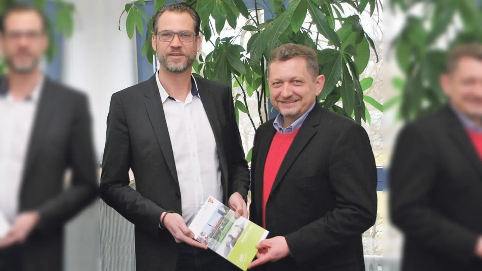 Verleger Markus Bistrick überreicht die erste Ausgabe an  Bürgermeister Klaus Korneder.	 (Foto: privat)