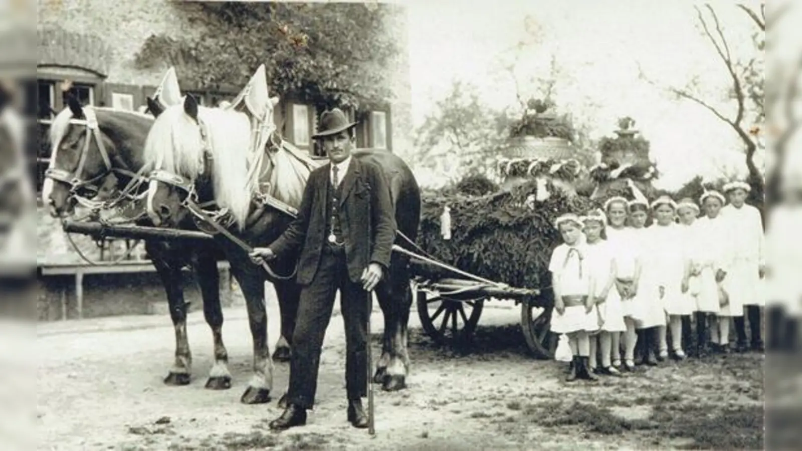 Aufnahme von der Weihe der neuen Glocken von Tegernau am 18. März 1930. 	 (Foto: Heimatverein Frauenneuharting e.V.)