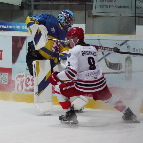 Stürmer Marc Bosecker - hier im „Zweikampf” mit dem gegnerischen Torhüter. (Foto: smg)