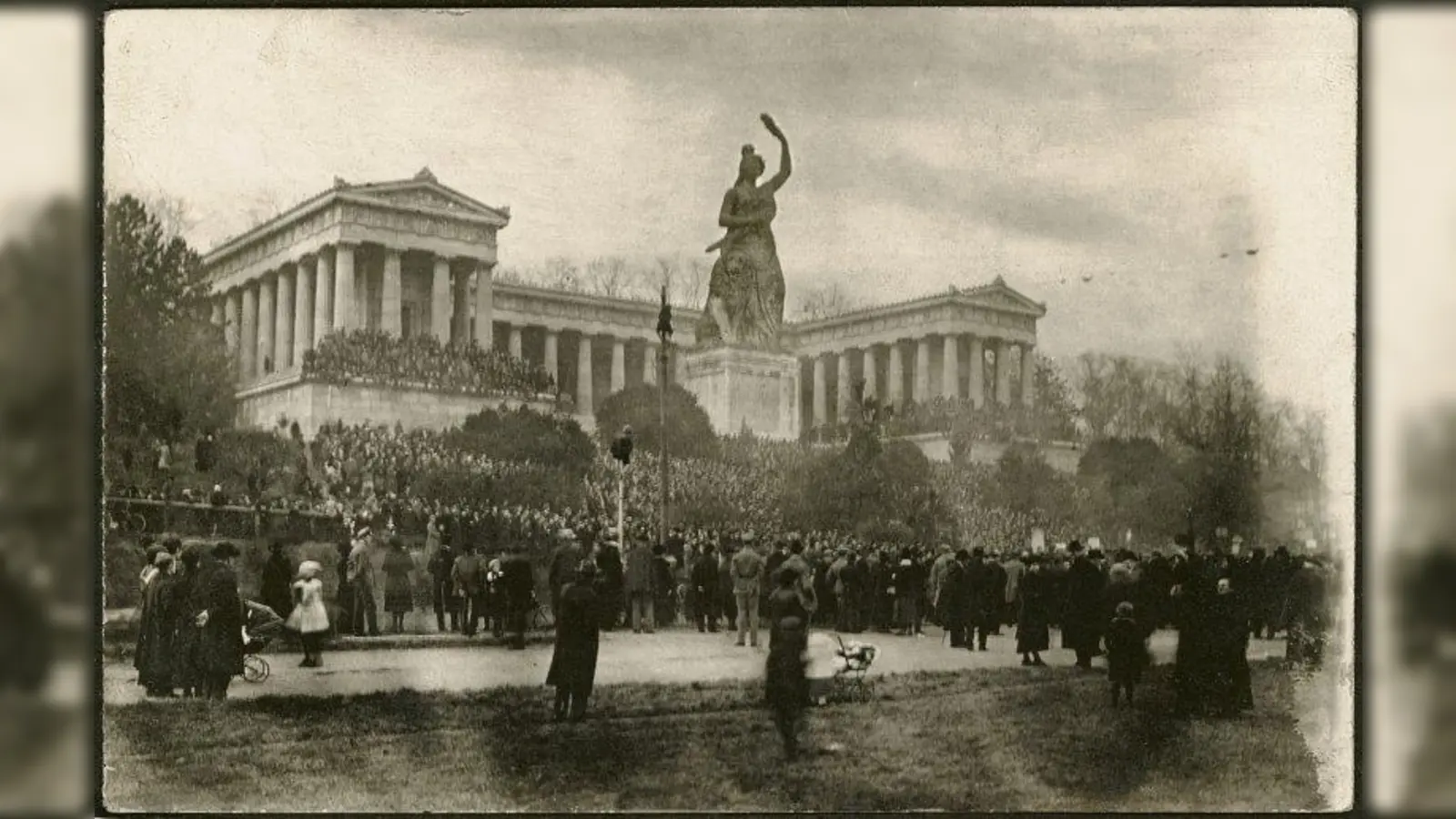 Protest unter der Bavaria: Geschätzt 200.000 Menschen demonstrierten hier in den letzten Tagen des Ersten Weltkriegs für Frieden.	Foto: (Foto: Staatsarchiv München)