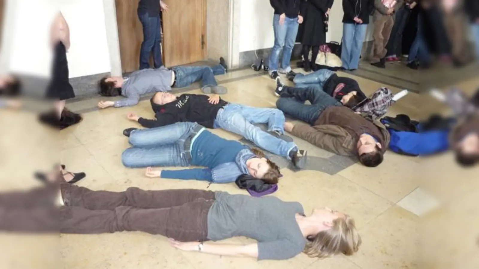 Studierende machten als Bildungsleichen auf die große Hürde Studiengebühren aufmerksam.  (Foto: privat)