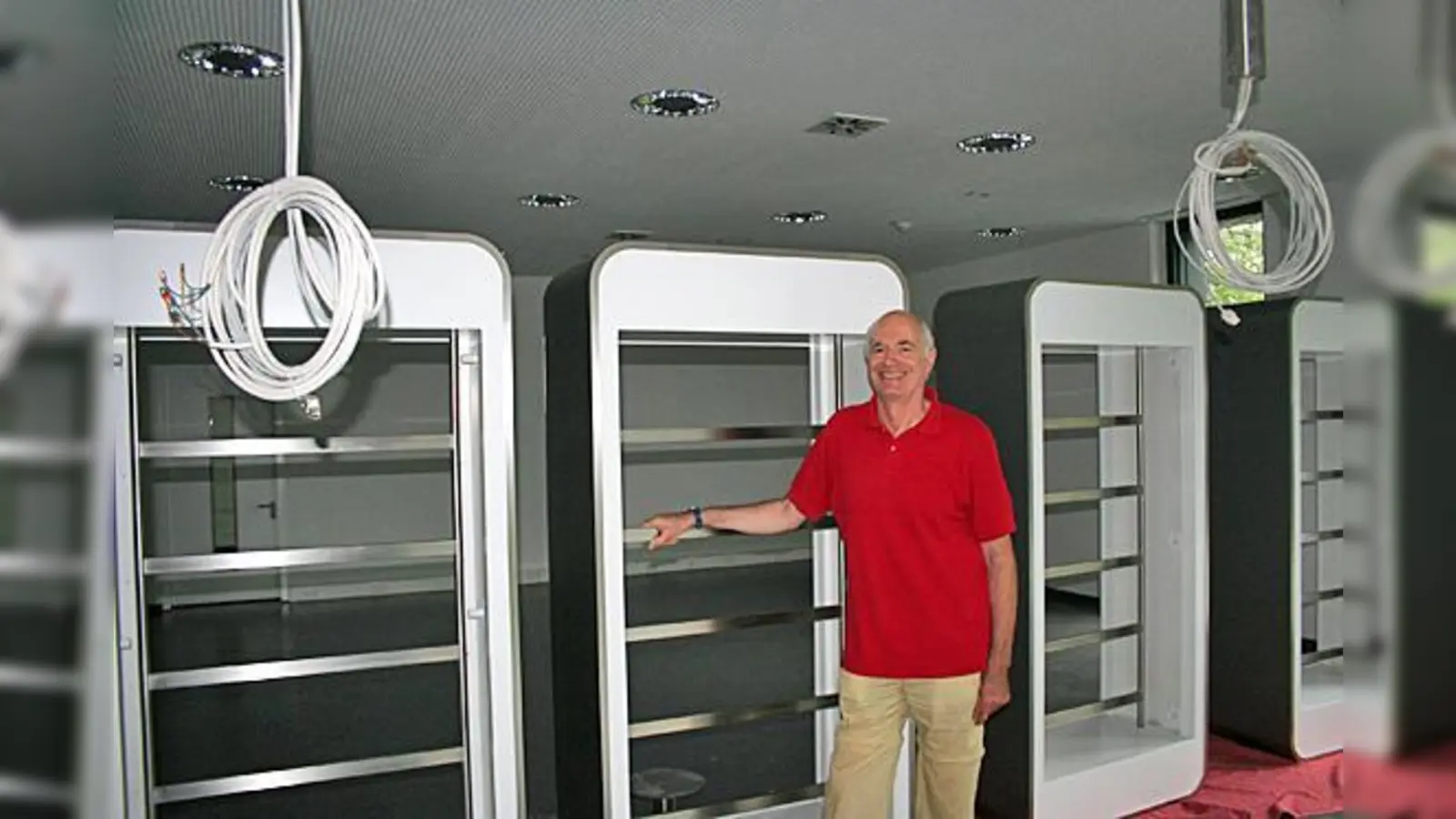 Drehbare, beleuchtete Regale kommen in den Jugendbereich der neuen Bibliothek, wie Leiter Nikolaus Schwarzenberg in dem neuen Kulturzentrum 2411 (links) erläuterte.	 (Fotos: ws)