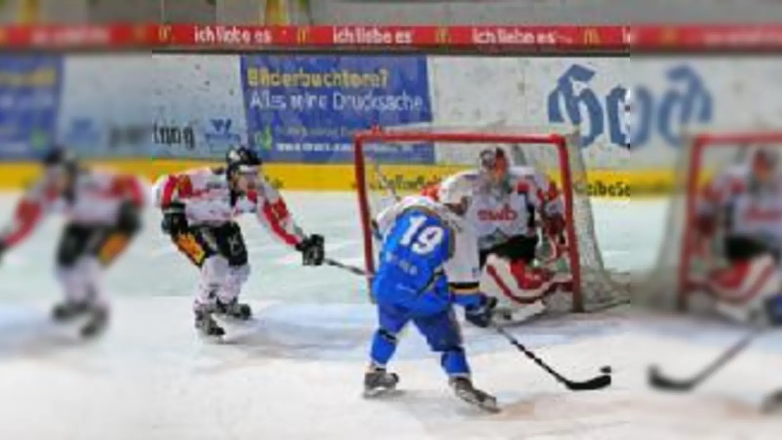 Mit zehn Treffern an einem Wochenende hat der EHC München (hier Brandon Dietrich) wieder den Sprung auf Tabellenplatz drei geschafft.   (Foto: Heike Feiner)