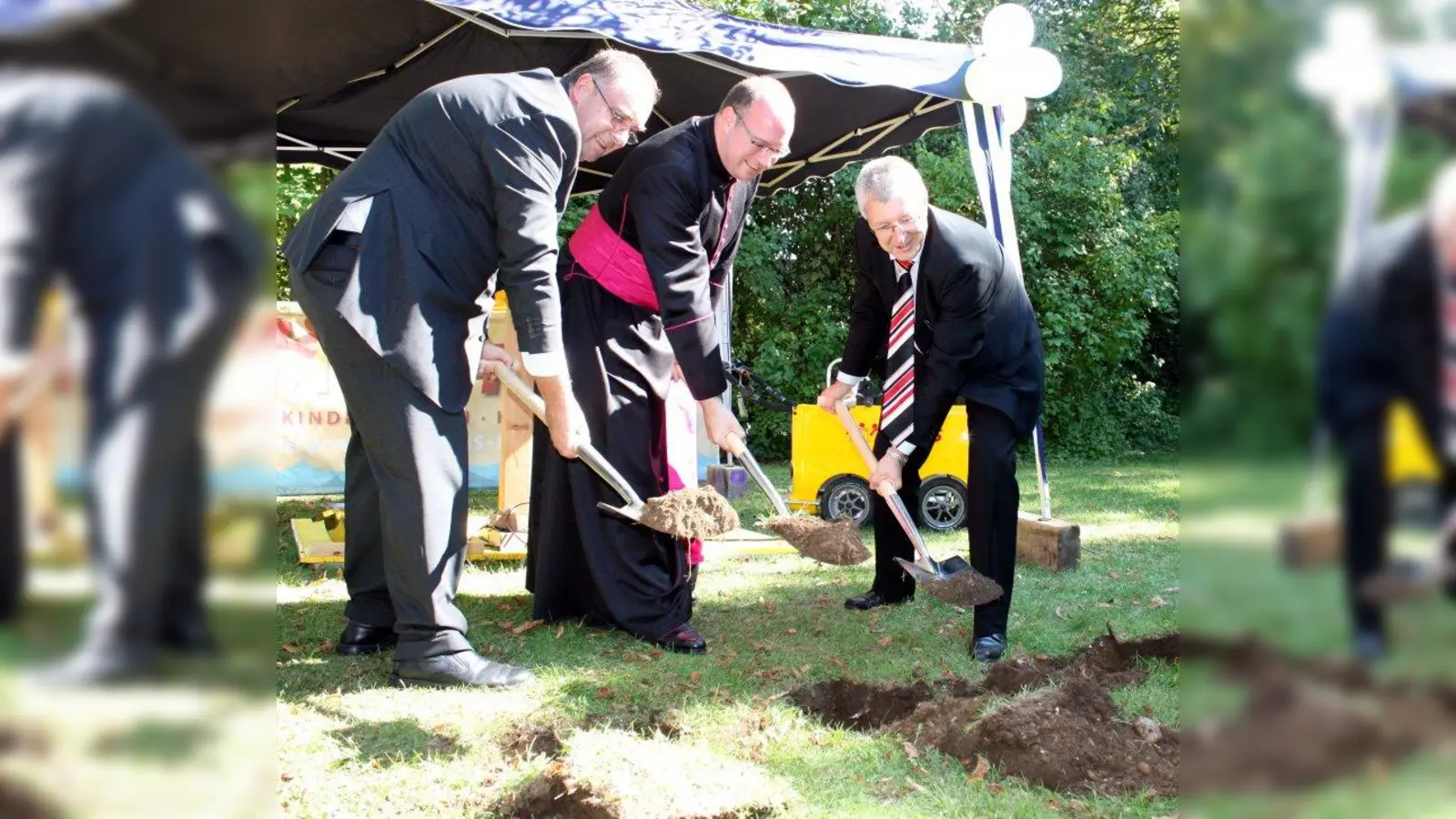 Der erste Spatenstich auf dem Bauplatz: Bischofsvikar Graf Rupert zu Stolberg (Mitte) mit Stephan Zahlhaas (Stiftungsdirektor des Albertinums, rechts) und Rainer Eckerl (Geschäftsführer Minihaus München). (Foto: job)