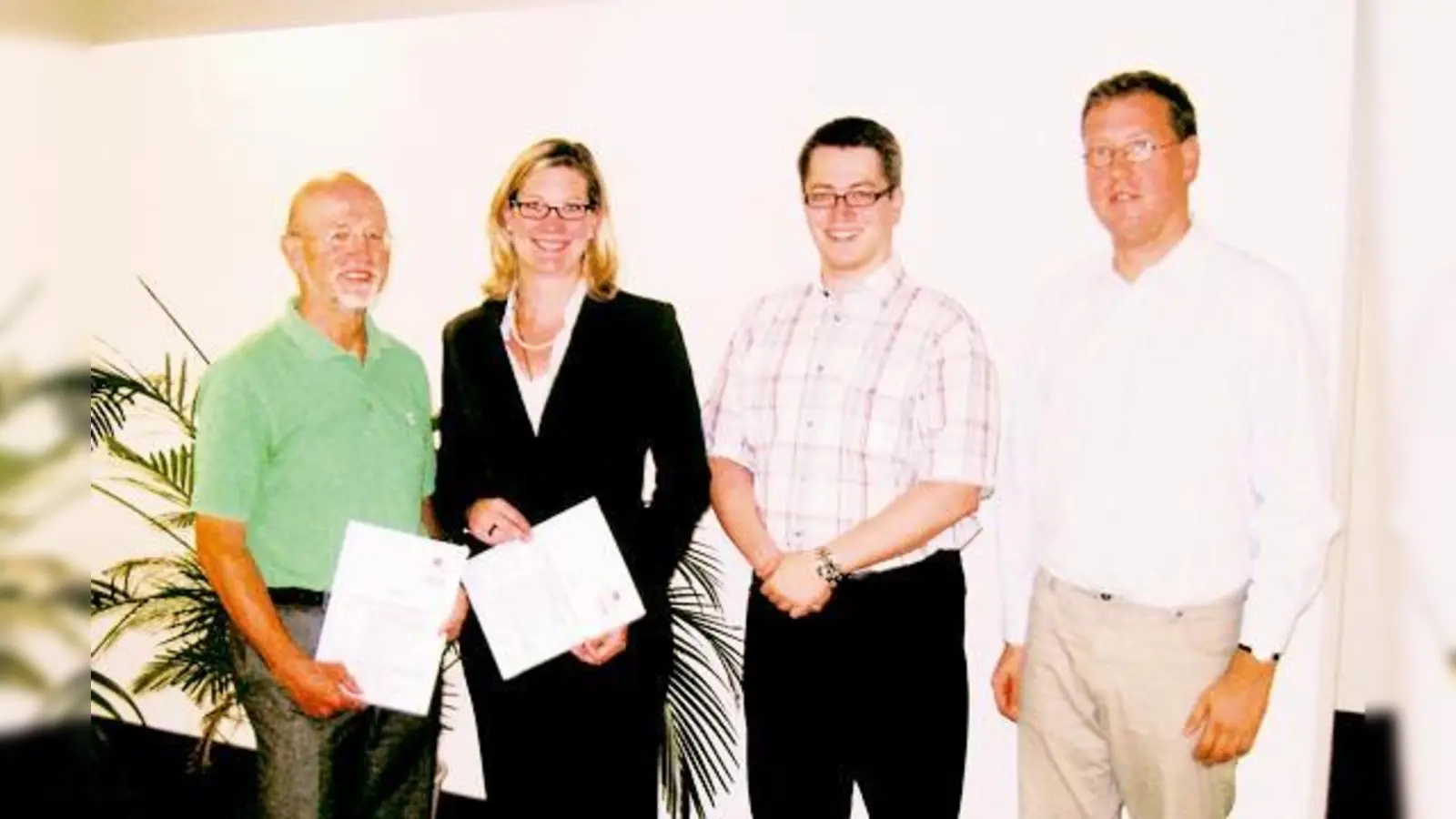 Die Anwohner Frank May, Roland Kerschhackl und Mathias Kowoll (v. l.) freuen sich mit MIRA-Managerin Julia Graf über den Reinigungsdienst. 	 (Foto: VA)
