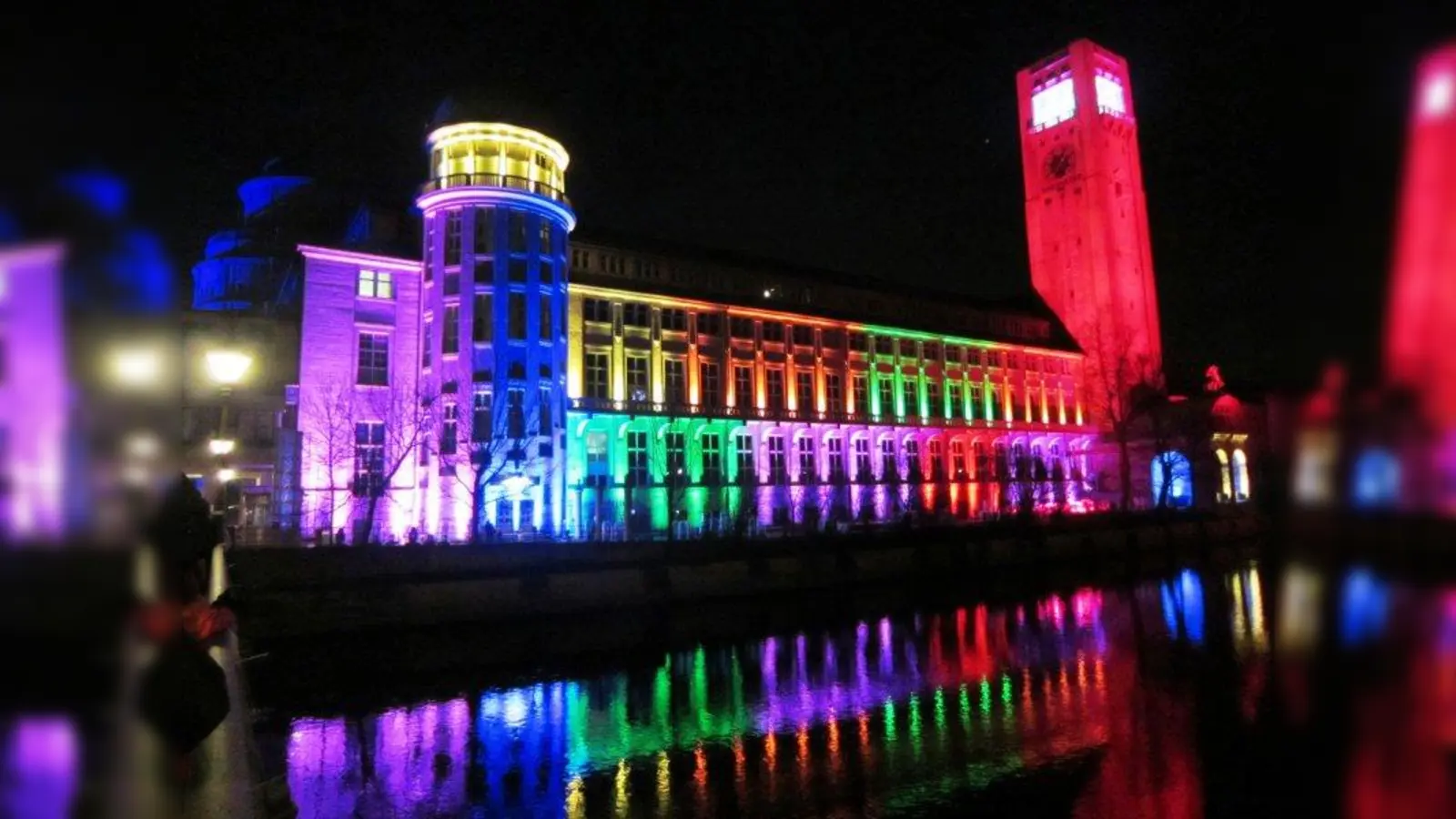 Lichtinstallation auf dem Gebäude des Deutschen Museums. Das Münchner Bildungswerk bietet ab Anfang Mai wieder verschiedene Führungen durch Stadt und Kirchen an. (Foto: Stephan Zöller)