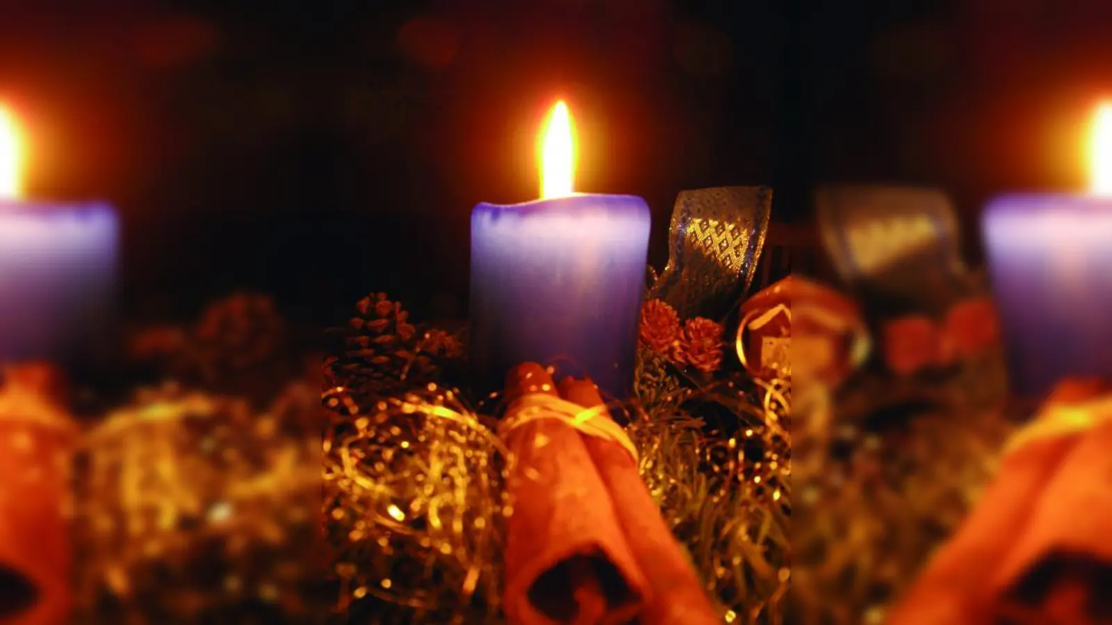 Vorsicht in der Weihnachtszeit: Einmal nicht aufgepasst, und schon entflammt nicht nur die Kerze, sondern das ganze Gesteck. (Foto: Bredehorn.J/pixelio.de)