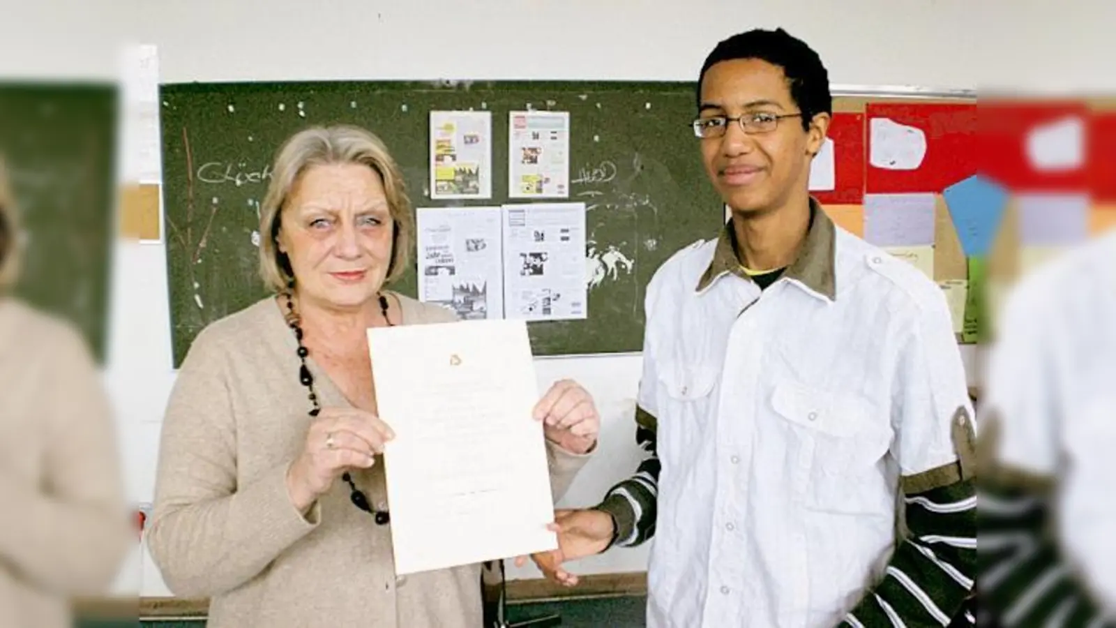 1.500 Euro für krebskranke Kinder: Salim, Schüler der Adalbert-Stifter-Realschule, nimmt stellvertretend für die gesamte Klasse 8b eine Urkunde für das ehrenamtliche Engagement der Schüler entgegen. (Foto: privat)