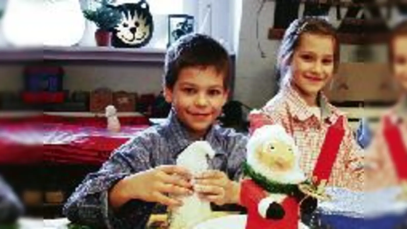 Leonhard und Lucia Kempinger basteln Weihnachtsgeschenke.	 (Foto: ms)