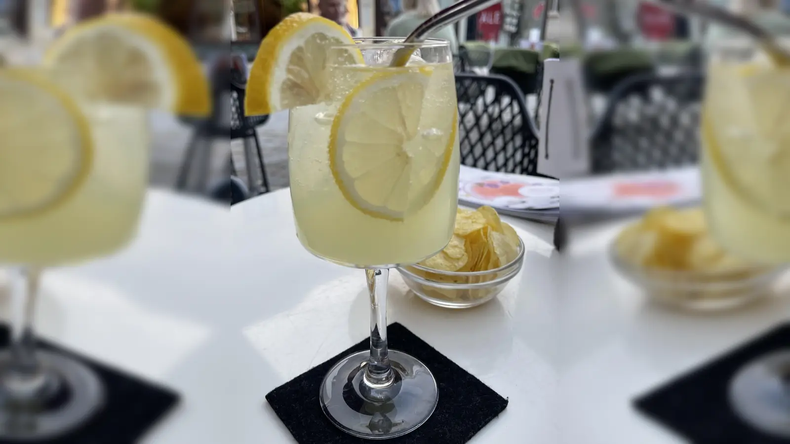 Einen köstlichen Cocktail schlürfen und einen interessanten Film ansehen, das kann man im Pfarrzentrum in Kirchseeon. (Foto: hw)