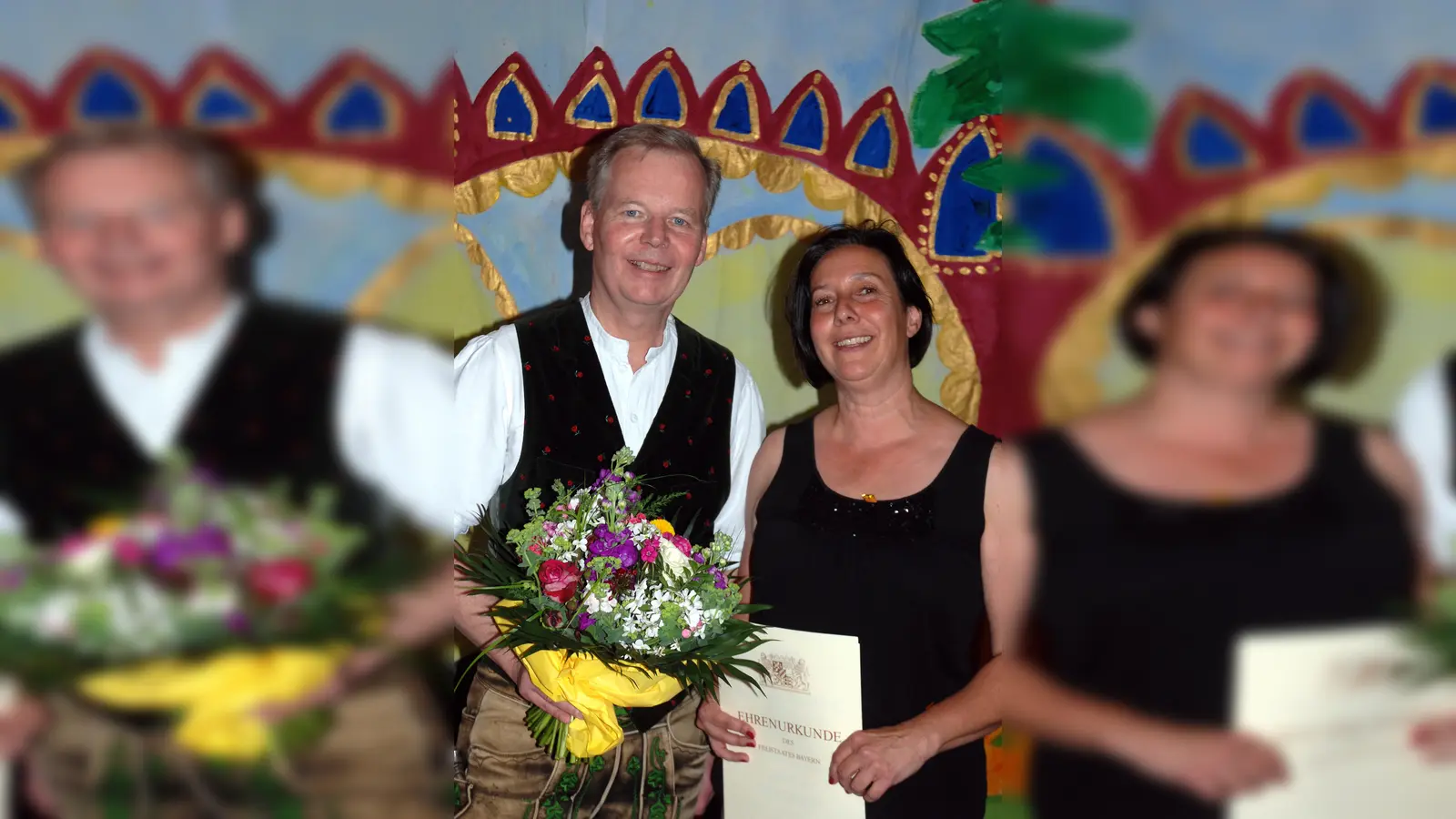 Bürgermeister Jan Neusiedl dankte Angelika Riedl für ihren großartigen Einsatz für die Kinder der Gemeinde. (Foto: Gemeinde Grünwald)