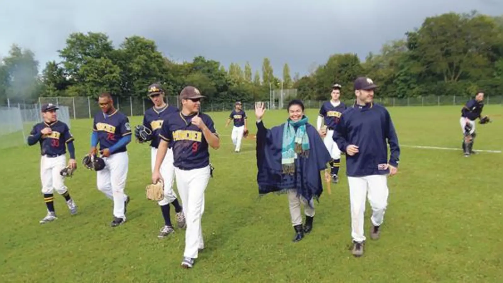 Ausgelassene Stimmung: Die München Caribes Baseballspieler verlassen zusammen mit Vereinspräsidentin Nixie Zarate-Trassl den Platz als Sieger.	 (Foto: Caribes)