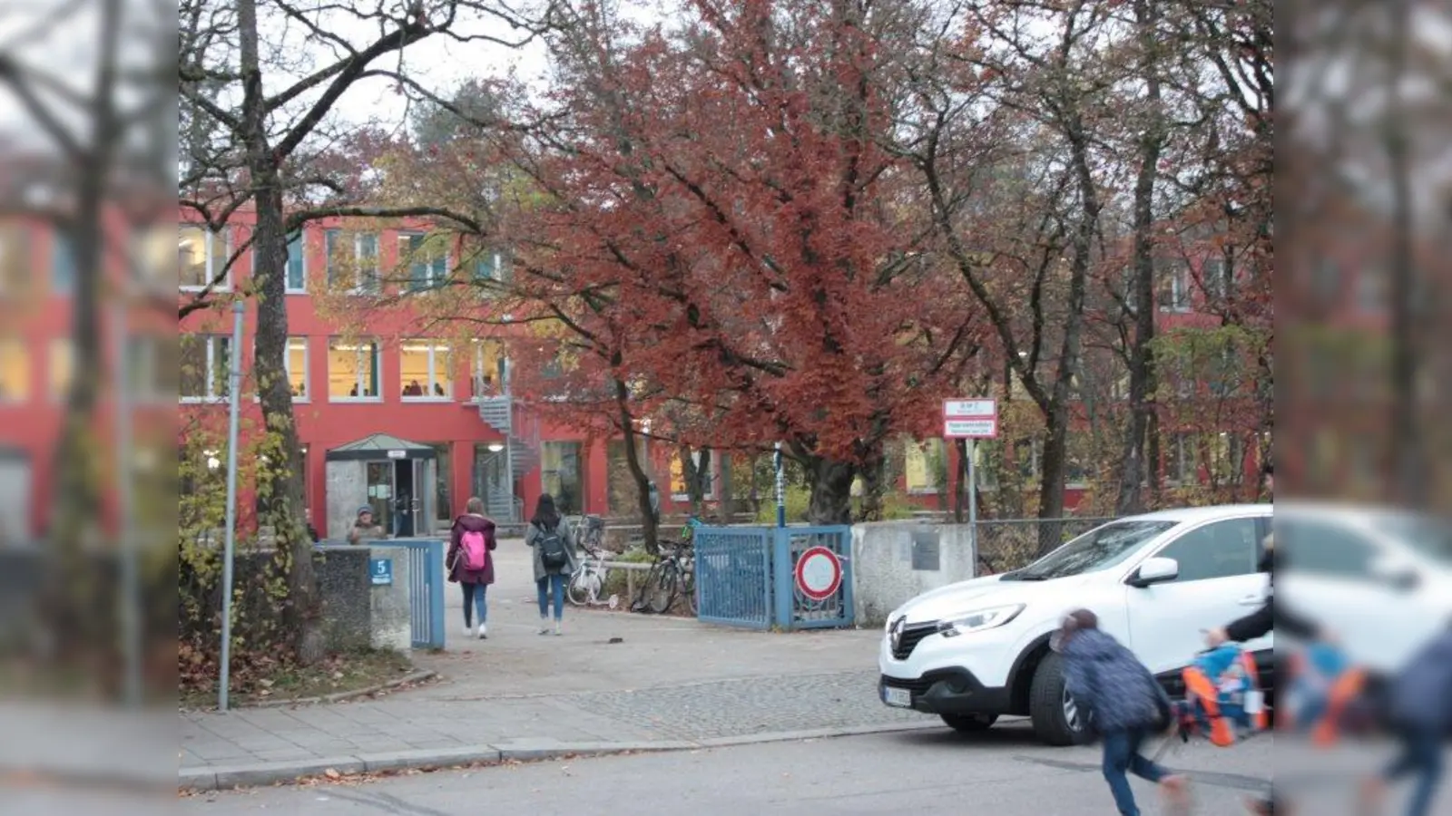 Kurz vor Unterrichtsbeginn an der Walliser Schule: Kinder rennen zur Schule - vor den Autos von Eltern, die in Feuerwehrzufahrt und absolutem Halteverbot stehen. (Foto: job)