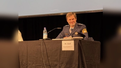 Der Leiter der PI 31, 1. Polizeihauptkommissar Siegfried Graf, gab einen Überblick über das Kriminalitätsgeschehen in Unterhaching. (Foto: hw)