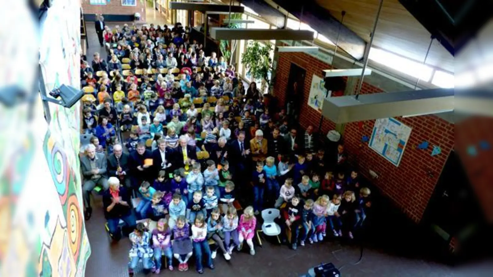 Das Schmuckstück der Gemeinde: Schüler und Lehrer  fühlen sich in der sanierten Moosinninger Grundschule wohl. 	 (Foto: bb)