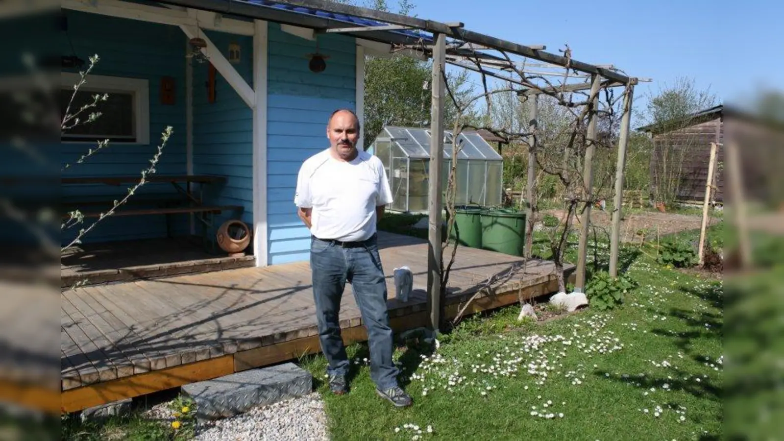 Torsten Hanke, der 1. Vorstand des Kleingartenvereins „Westwind Allach” in seinem Schrebergarten. Seine Gartenlaube hat er eigenhändig erbaut. (Foto: sb)