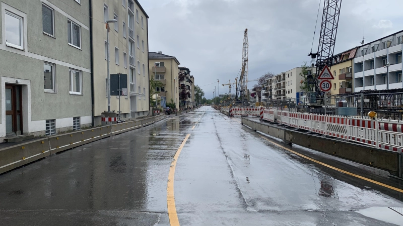 Die gerade Streckenführung der Gotthardstraße wird trotz Baustelleneinrichtung für viele Autofahrer zur einladenden Rennstrecke. (Foto: Georg Credé)