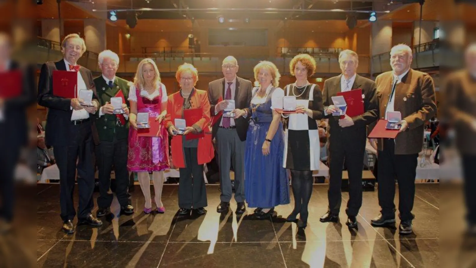 Strahlende Gesichter bei der Feierstunde: v.l. Holger Knigge, Manfred Schulz, Biggi Danninger, Anne Kirchbach, Fritz Peter<br>Specht, Erste Bürgermeisterin Eva John, Elisabeth Carr, Rainer Hange und Karl-Heinz Sydow. (Foto: Stadt Starnberg)