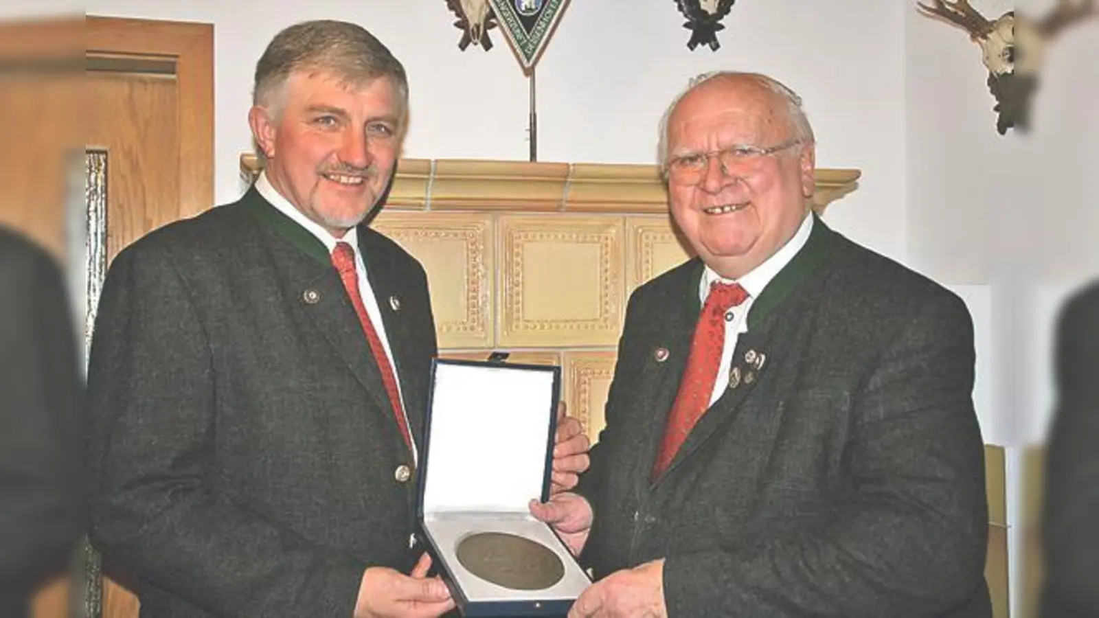 Neuer Vorsitzender, gleicher Name: Magnus Schelle und Magnus Schelle mit der Zelterplakette beim Ämterwechsel.  (Foto: hol)