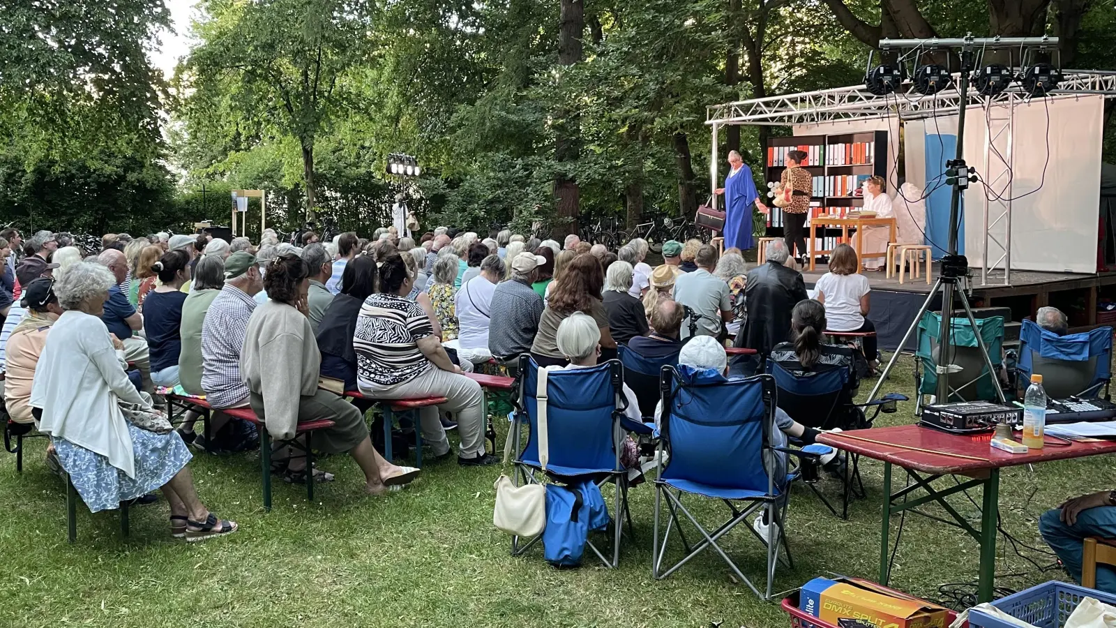 Rund 150 Zuschauerinnen und Zuschauer kamen zur Premiere in den Behrpark. (Foto: Andrea Kugler)