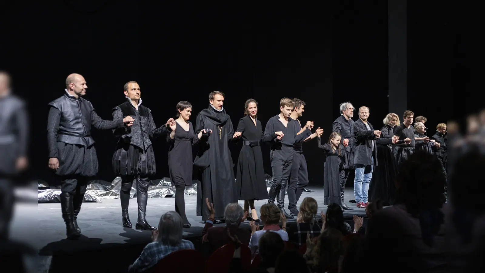 Martin Kusej (in Jeans) bei der letzten Vorstellung con "Don Carlos". (Foto: Thomas Dashuber)
