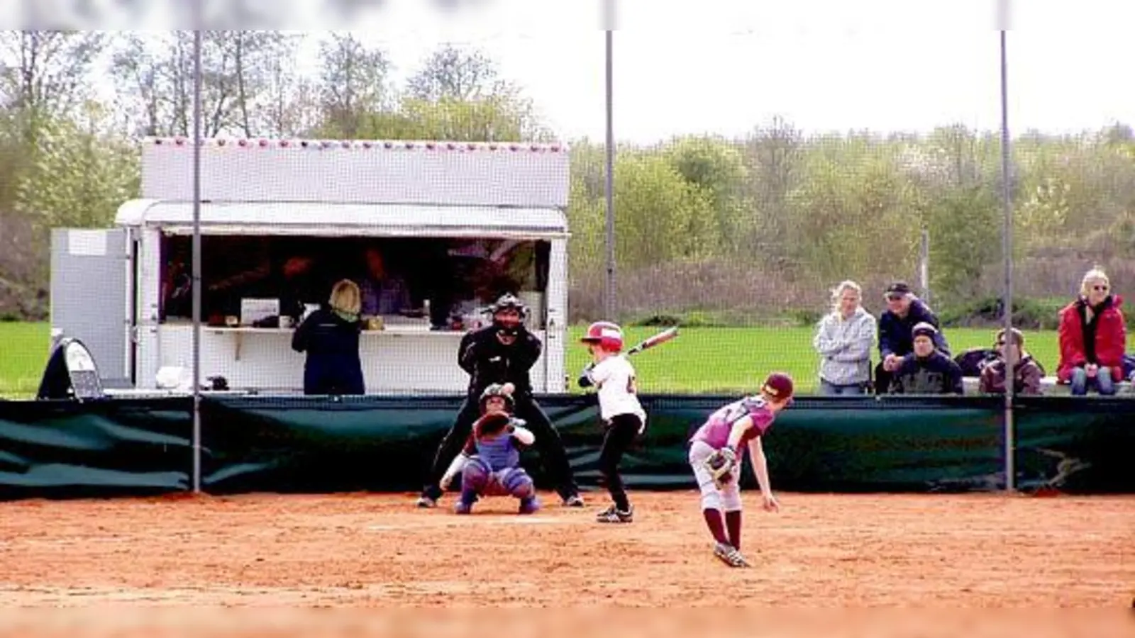 Michael Schirmer führt einen Pitch durch, Catcher ist Benedikt Wagner. 	 (Foto: Carola Cronfeld.)