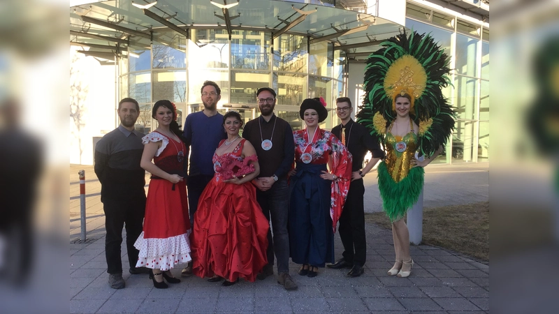 Die Prinzessin (4.v.l.) besuchte die Redaktion der Münchner Wochenanzeiger zwar ohne Prinzen, dafür aber mit ihren internationalen Tänzerinnen. (Foto: Daniel Mielcarek)
