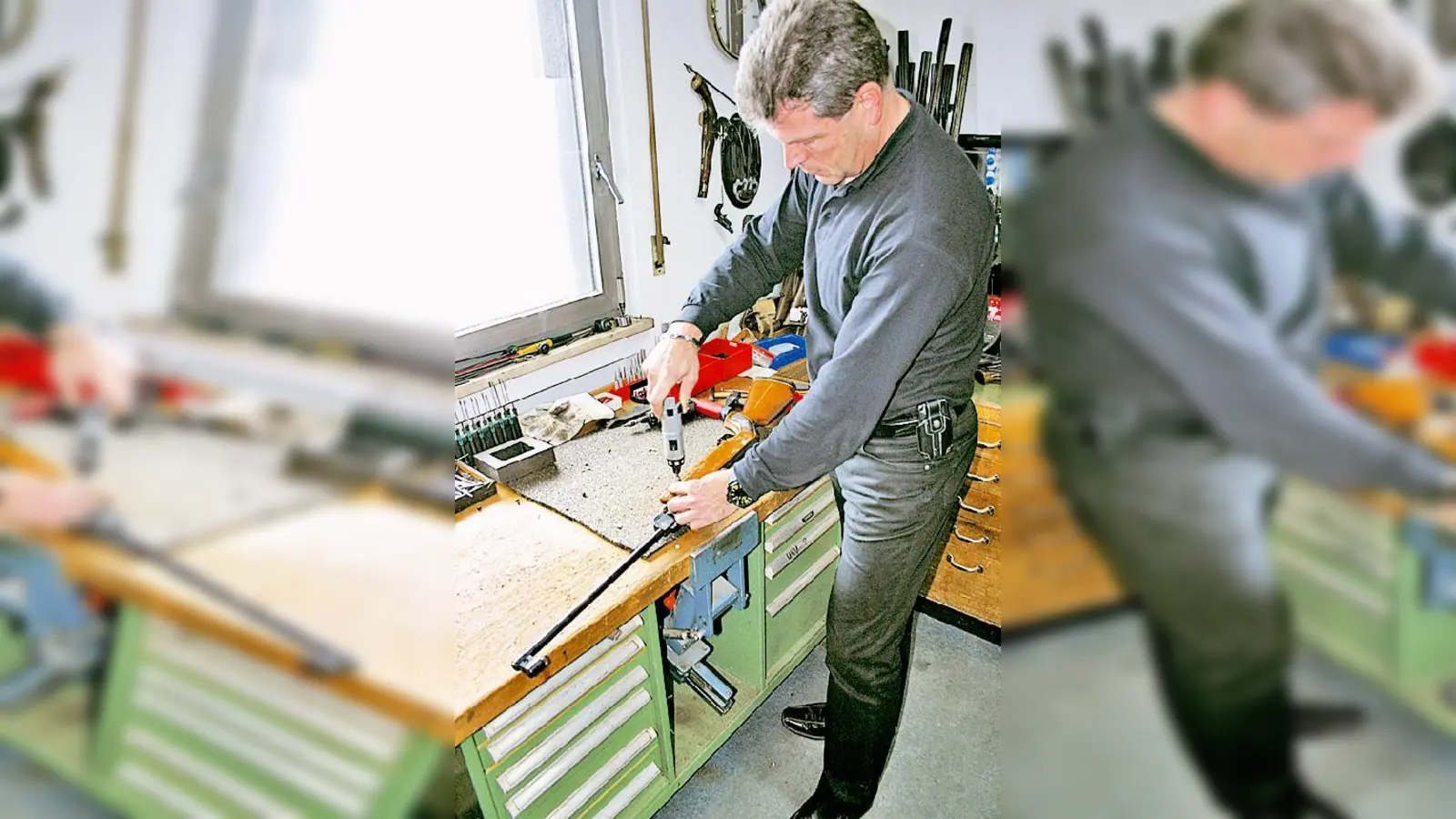 Mario Altmann vom LKA zerlegt die hereingekommenen Waffen in ihre Einzelteile. Polizeiobermeisterin Anja Jäntsch von der PI Oberschleißheim mit einem Teil der abgegebenen Waffen.	 (Foto: mka/ Polizei)