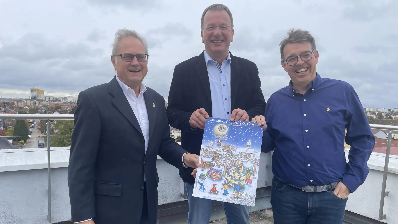 Den neuen Lions-Adventskalender stellten Clubpräsident Markus Steckeler (l.) und Clubbeauftragter für den Adventskalender, Stefan Hetsch (r.), Oberbürgermeister Andreas Haas vor, (Foto: Patrizia Steipe)