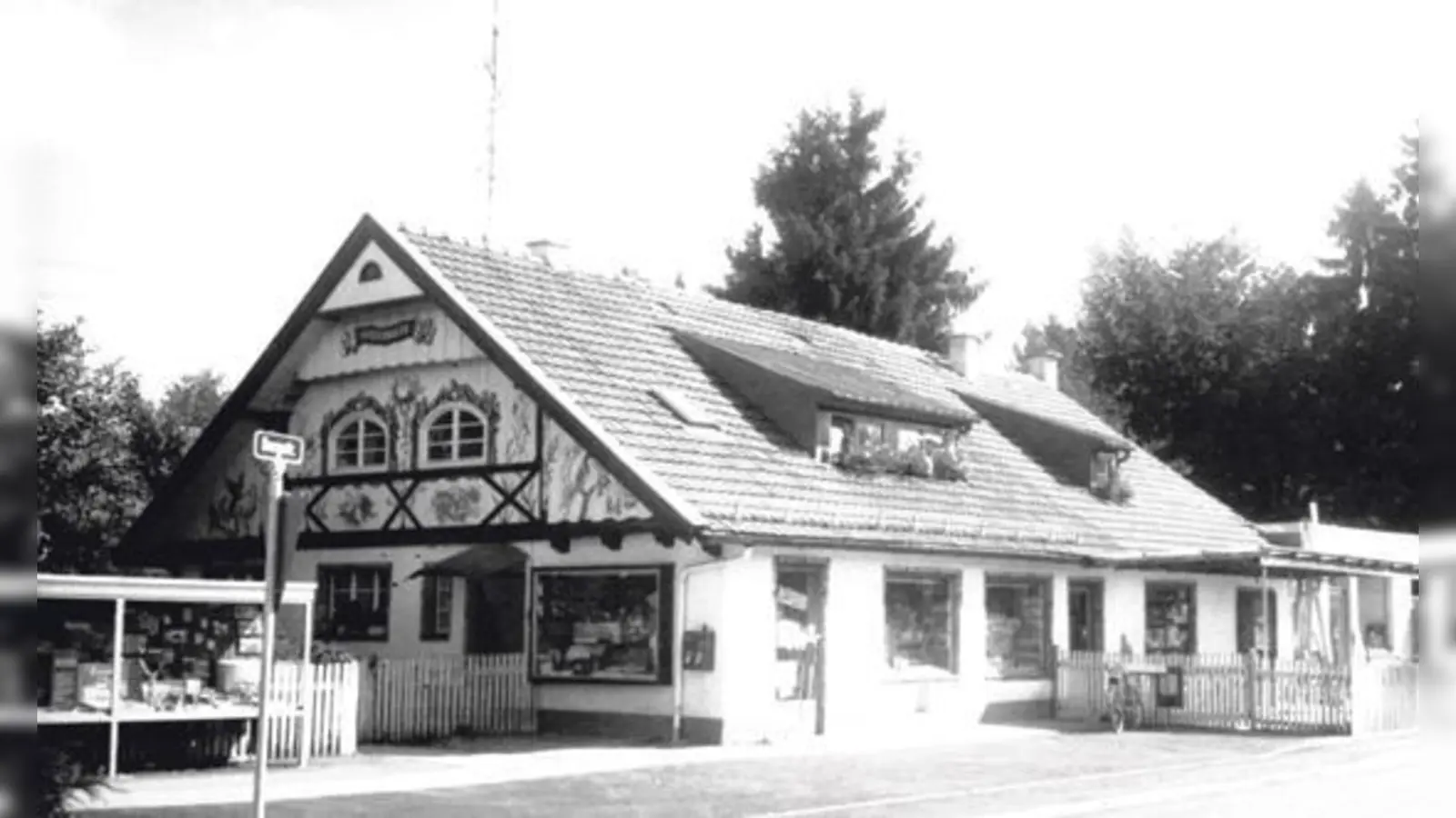 Ein Bild aus alten Tagen (1976), das die Schreinerei Vordermaier und das Ladengeschäft zeigt. Am 19. und 20. Oktober wird das 90-jährige Firmenjubiläum gefeiert.	 (Foto: VA)