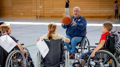 Jan Wimmer vom USC München, selbst von Geburt an querschnittsgelähmt, stand den Kindern „Rede und Antwort” zum Thema Behinderung - und leitete sie später als „Profi” zum Rollstuhlbasketball an. (Foto: Janina Ruthenkolk)