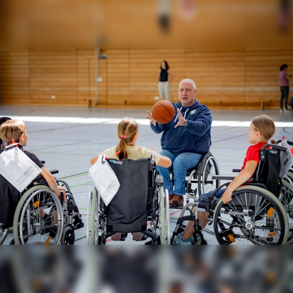 Jan Wimmer vom USC München, selbst von Geburt an querschnittsgelähmt, stand den Kindern „Rede und Antwort” zum Thema Behinderung - und leitete sie später als „Profi” zum Rollstuhlbasketball an. (Foto: Janina Ruthenkolk)